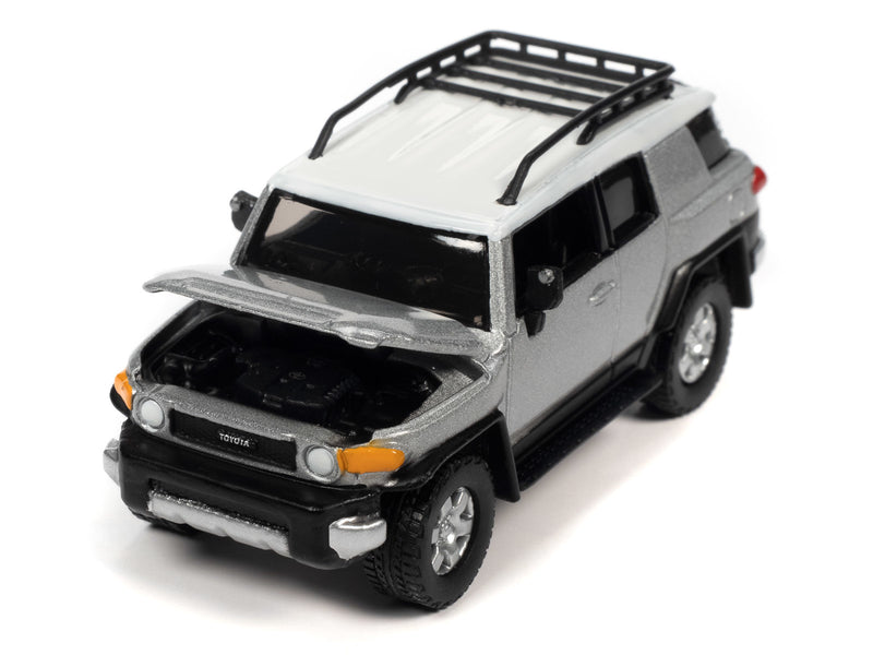 2007 Toyota FJ Cruiser Silver Johnny Lightning Classic Gold 1:64 Scale 2022 Release 3A